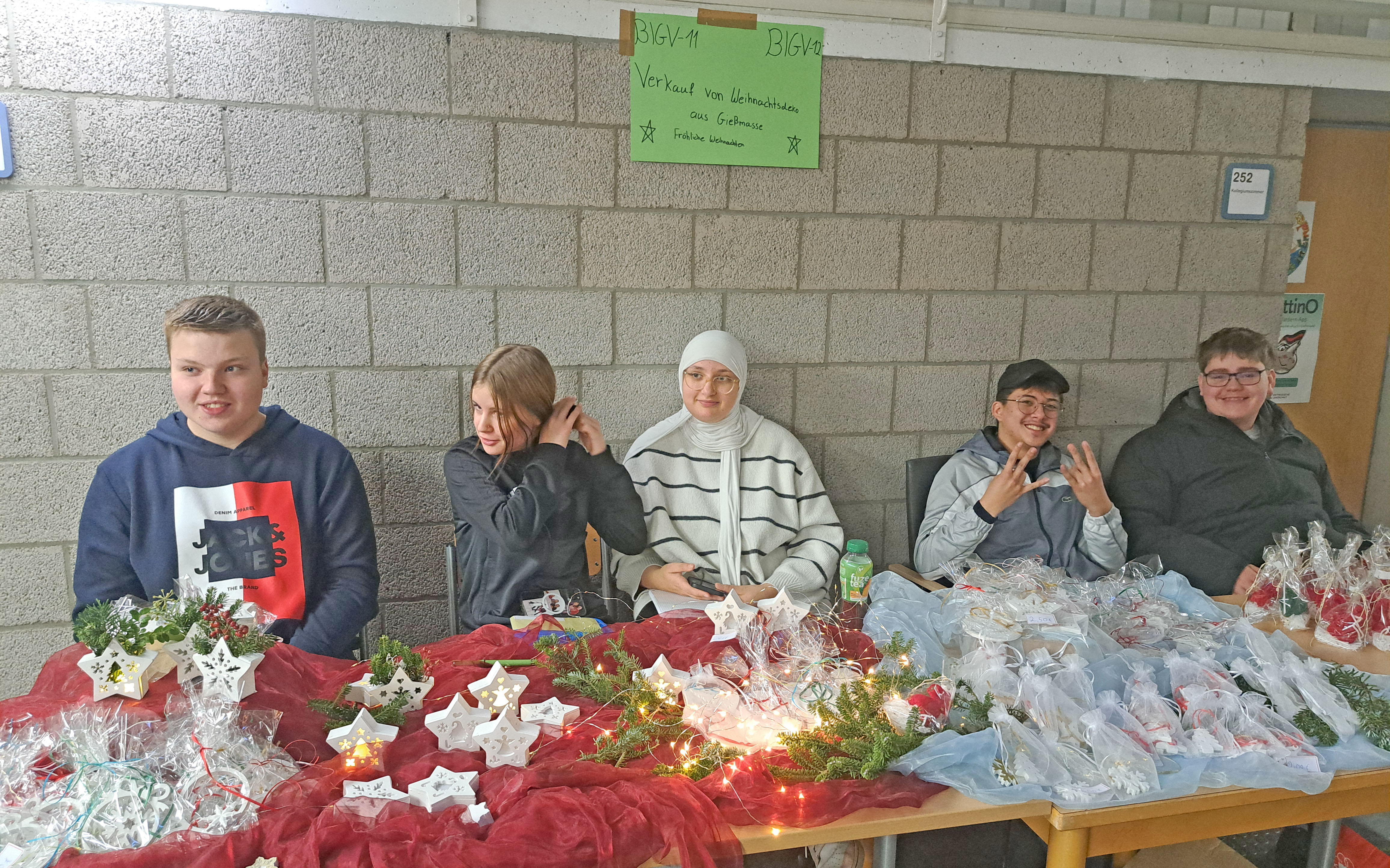Lernende der BBS II Emden bieten selbst erstellte Weihnachtsdeko und Weihnachtswichtel an
