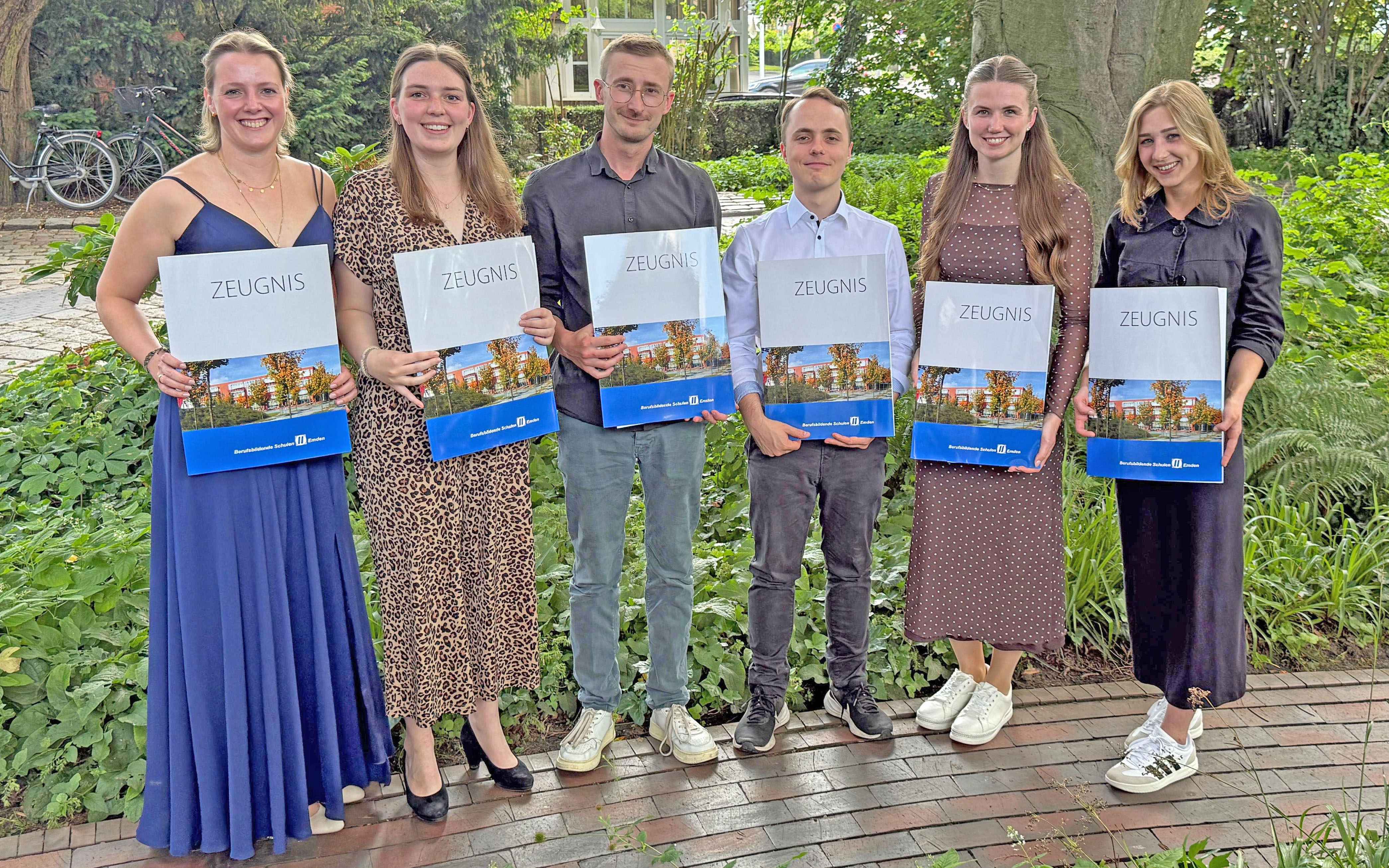 Zukunft für Hotellerie und Gastronomie: Absolventinnen und Absolventen der Fachschule Hotel- und Gaststättengewerbe erhalten Zeugnisse